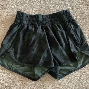 Lululemon camo tracker shorts size 6